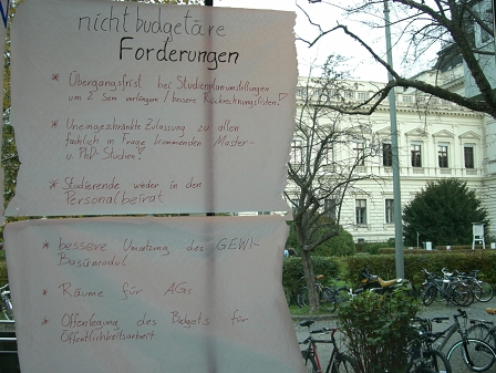 Forderung protestierender Studenten an Glaswand vor Karl-Franzens-Uni in Graz